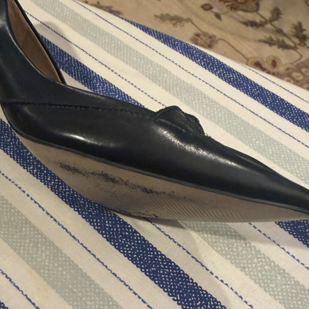 Elegant Talbots Black Leather Women's Pumps - Picture 2 of 12